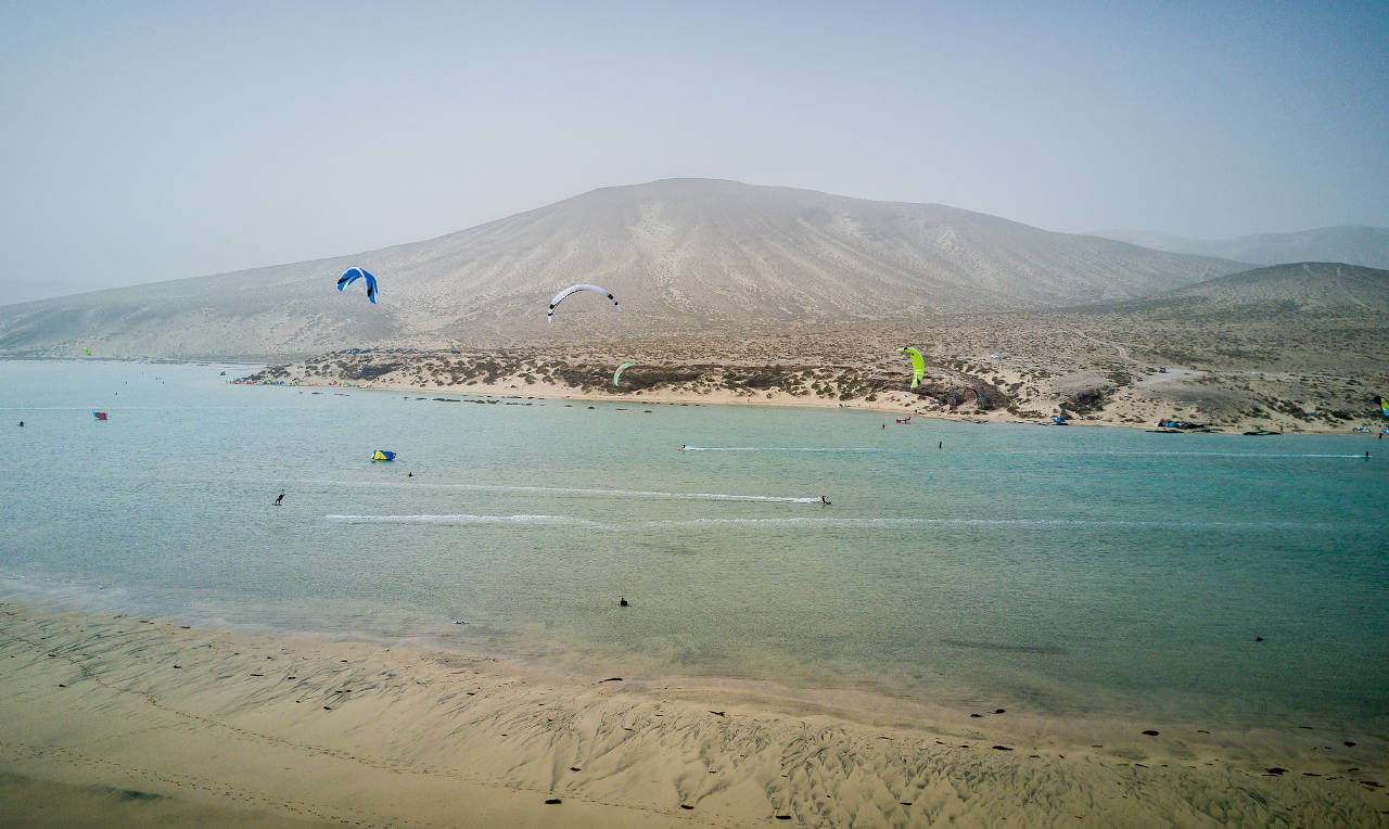Quelle îles des Canaries choisir ? 1 Vent et ciel blanc sur Fuerteventura