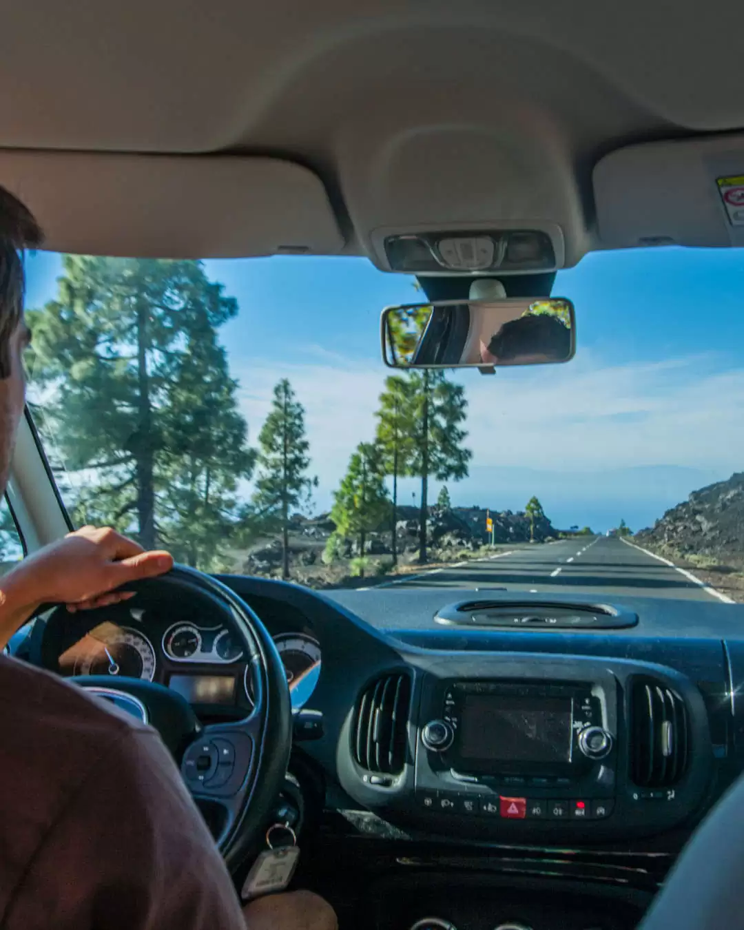 Vue depuis l'arrière d'une voiture aux Canaries